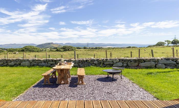 Views of Sea and Mountains, located on a welsh working farm near Criccieth, North Wales.  This Luxury Pod offers peaceful and lets you have a pip on f